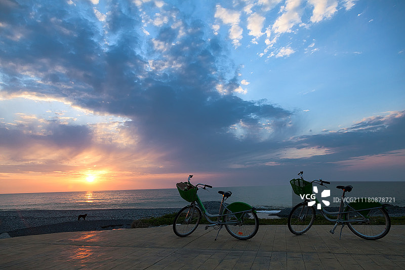 日落时分的两辆自行车图片素材