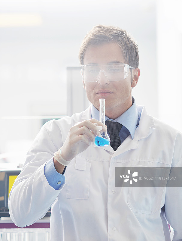 光明实验室里的科研博士生代表着化学教育和医学理念图片素材