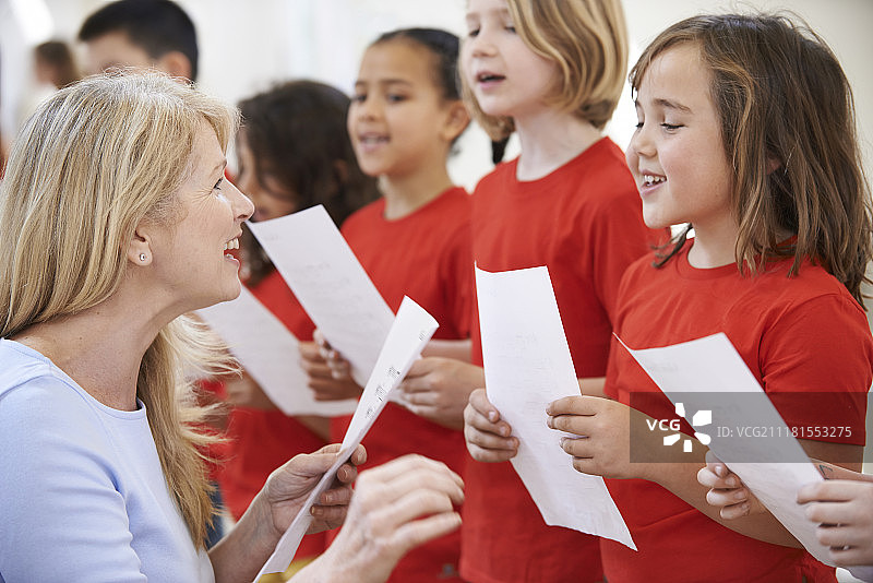 在老师的鼓励下，孩子们在歌唱组图片素材