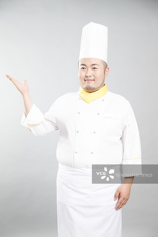 自信的年轻胖厨师图片素材