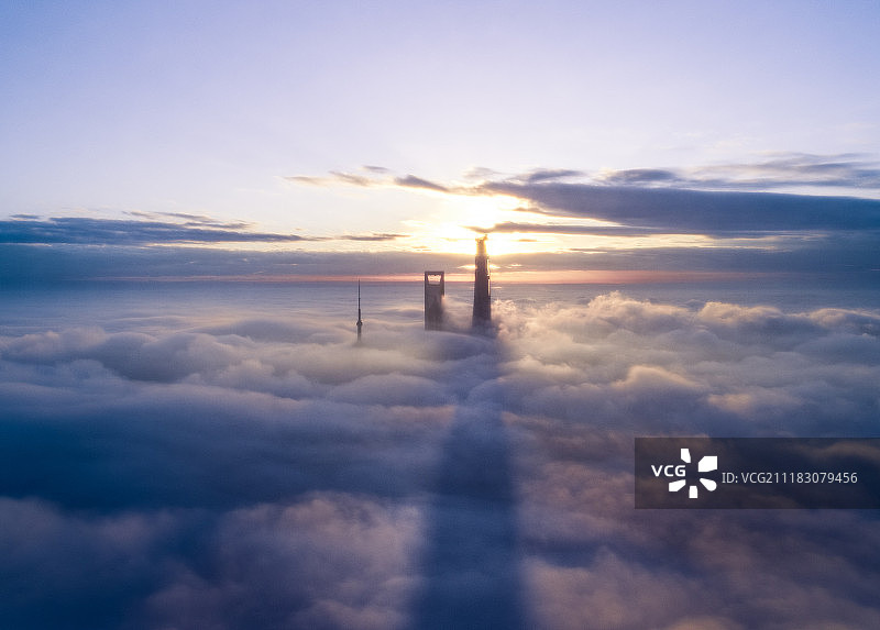 平流雾上的上海摩天大楼图片素材
