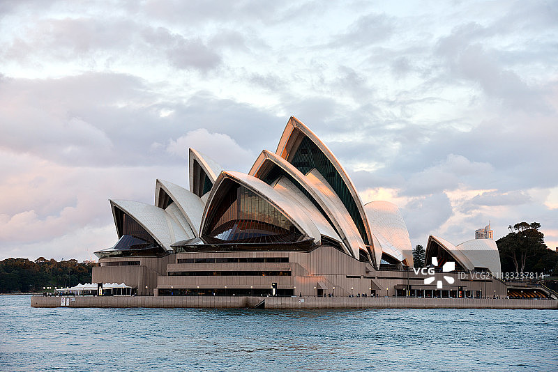 夕阳下的悉尼歌剧院图片素材