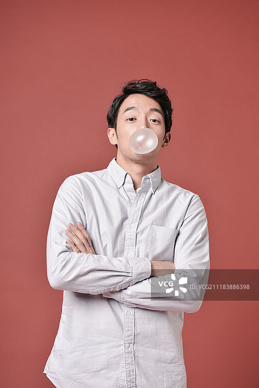 男人吹泡泡糖的照片图片素材