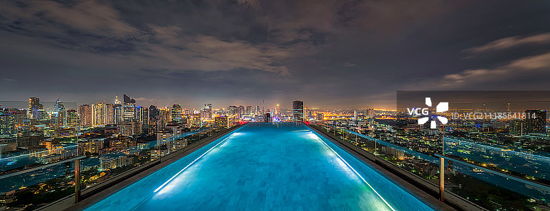 曼谷星级酒店屋顶无边游泳池图片素材
