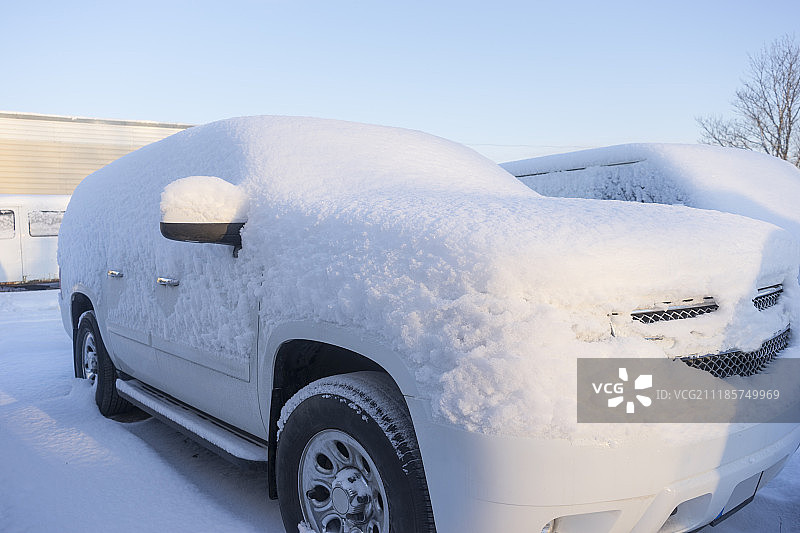 停车场上的天气车被雪覆盖图片素材