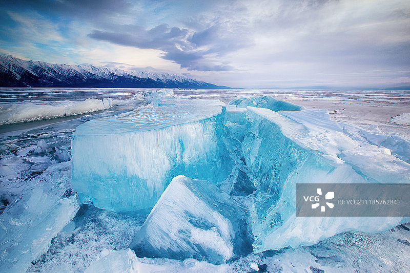 贝加尔湖上的巨大冰块图片素材