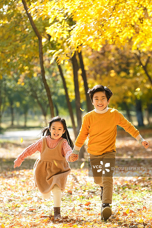 快乐儿童在户外奔跑图片素材