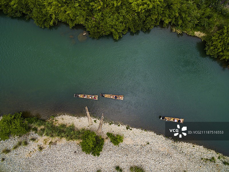 航拍竹筏在江中漂流图片素材