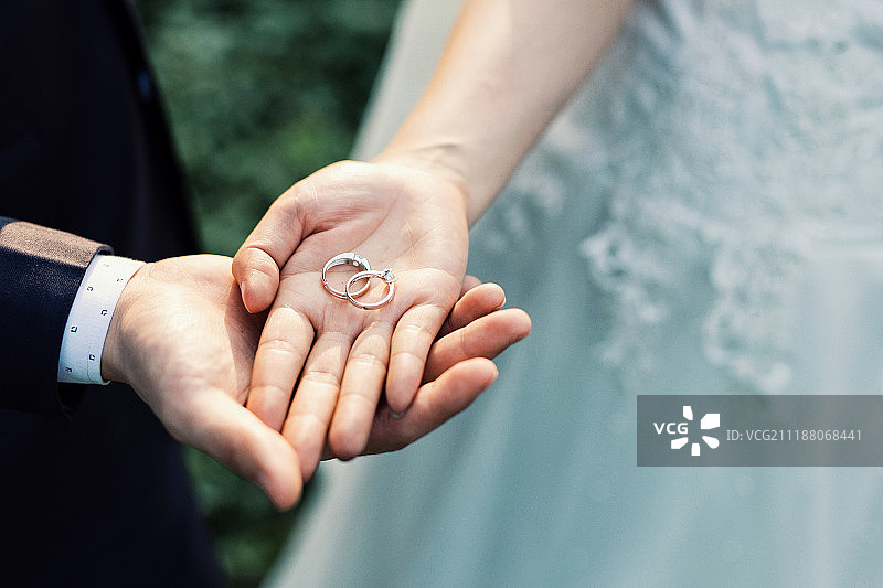 情侣手中的结婚戒指图片素材