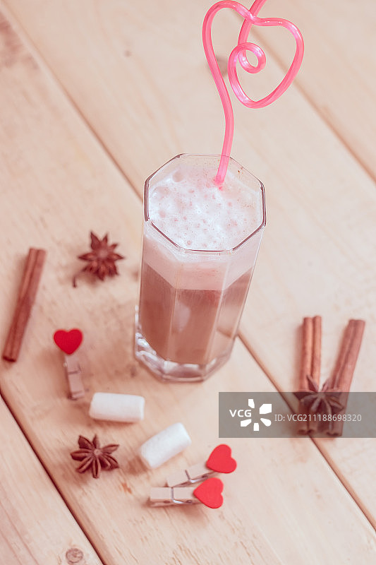 用粉红色试管装牛奶的咖啡图片素材
