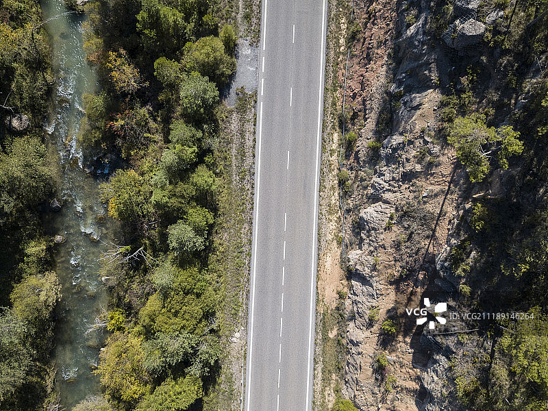后板显示一条道路穿过西班牙的一个山谷图片素材
