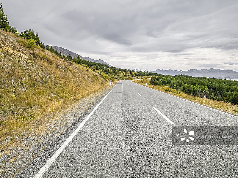 后板显示道路在一个丘陵的乡村环境在新西兰图片素材