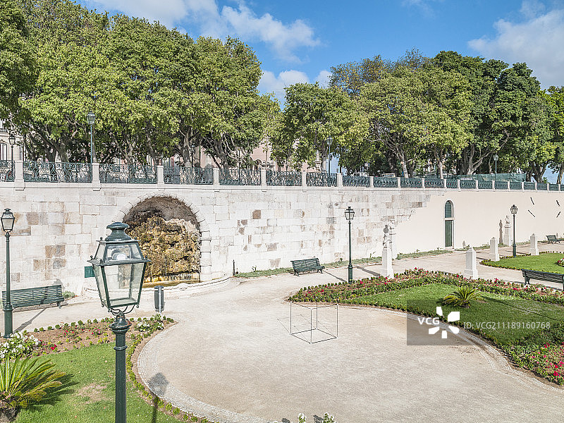 后板展示的是葡萄牙里斯本一个俯瞰城市的花园中的公共空间图片素材