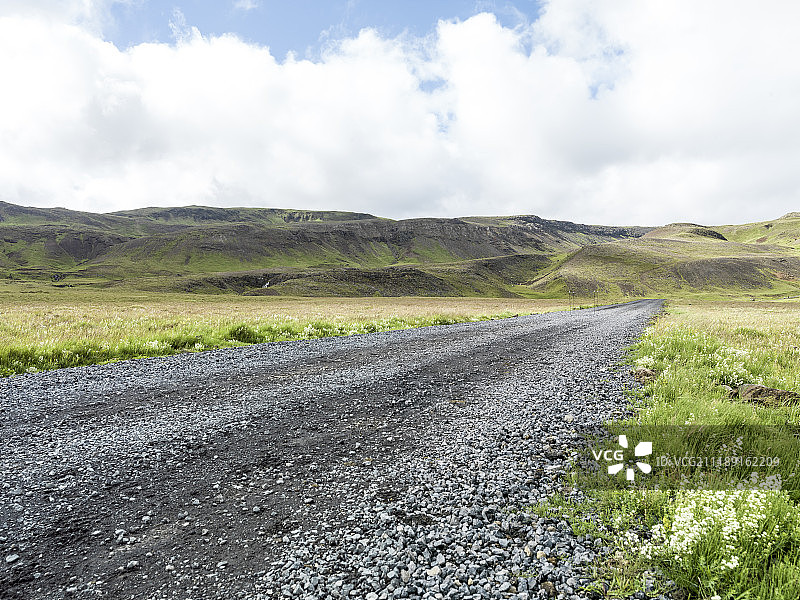 后板显示砾石轨道在草地乡村景观冰岛图片素材
