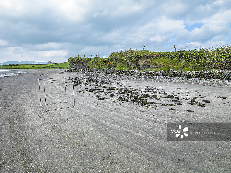 后板显示海滩在海岸附近的田地在爱尔兰图片素材