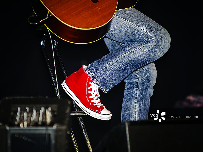 吉他手穿着牛仔裤和红胶鞋图片素材