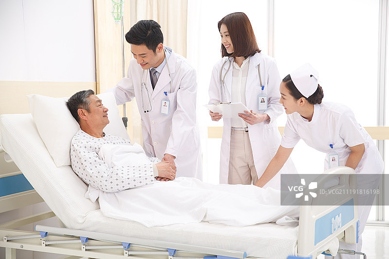 医务工作者和患者在病房里图片素材