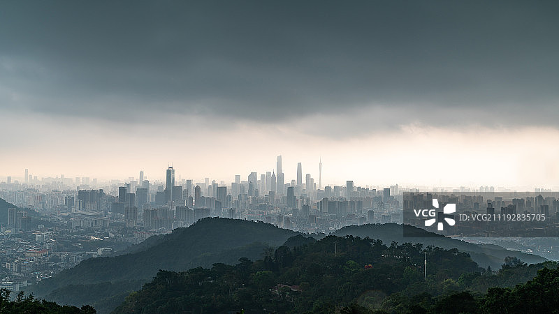 暴雨中的广州城市天际线图片素材
