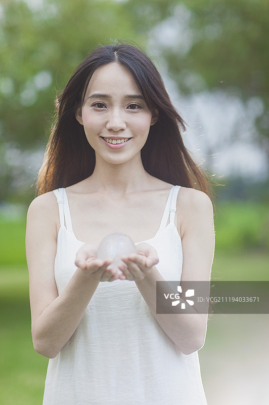 年轻女人捧着水晶球图片素材