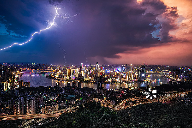 重庆全景的晚霞暴雨闪电图片素材