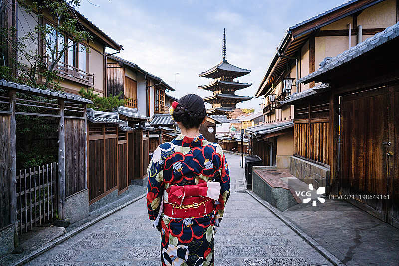 一名年轻的亚洲女性走在京都古城图片素材