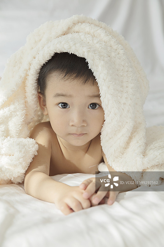 躺在床上的小宝宝图片素材