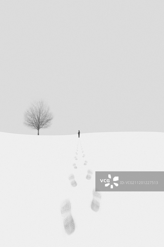 一个人在雪地里行走图片素材