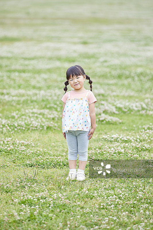 一个日本小孩在城市公园里图片素材