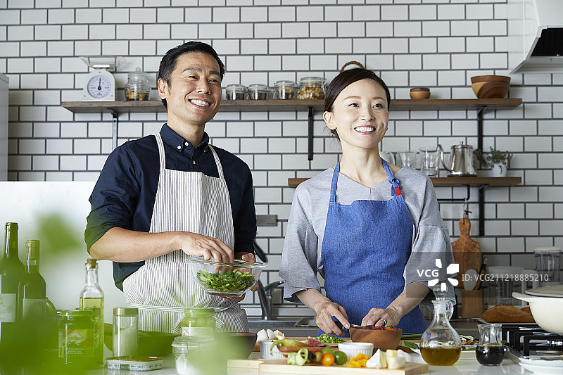 日本成熟夫妇在厨房里图片素材