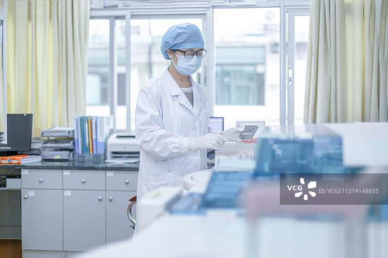 中国女医生在实验室里操作图片素材