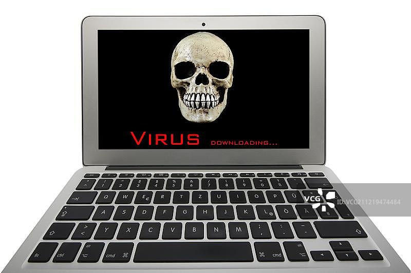 屏幕上有骷髅头的笔记本电脑，象征着电脑病毒、网络犯罪图片素材