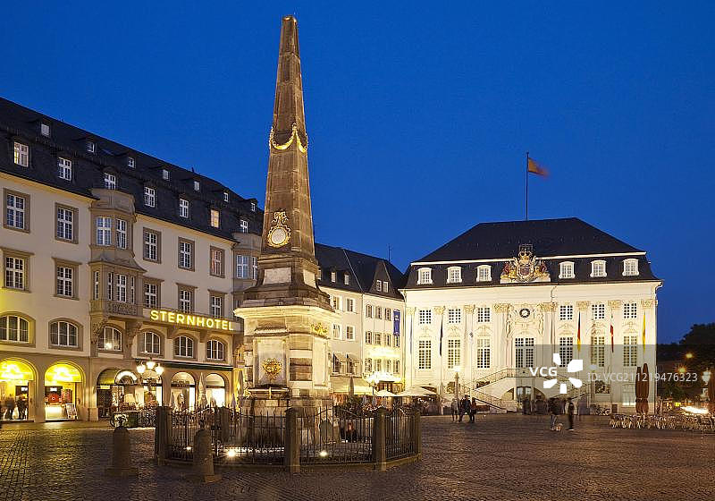 旧市政厅与喷泉，波恩，蓝色小时，北莱茵-威斯特伐利亚，德国，欧洲图片素材