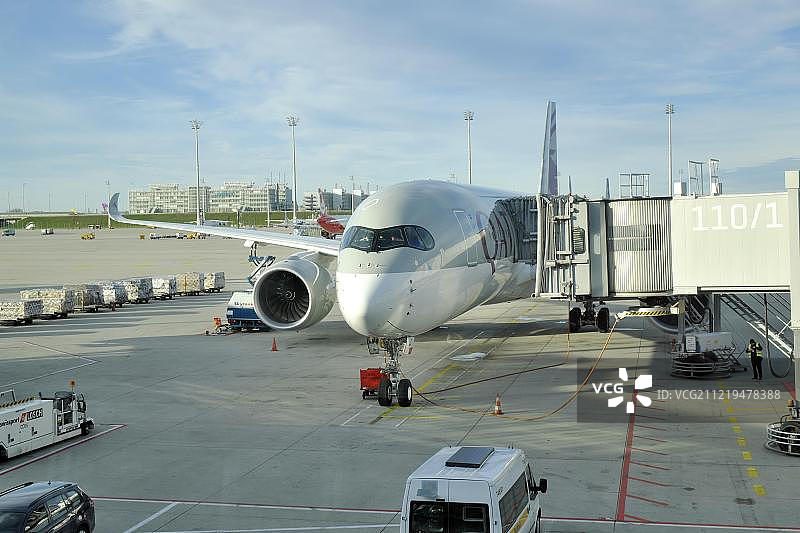 欧洲，德国，巴伐利亚，慕尼黑，上巴伐利亚，弗朗茨·约瑟夫·施特劳斯机场卡塔尔航空1号航站楼，空客A350带乘客登机桥图片素材