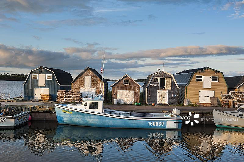 北美，加拿大，爱德华王子岛，赤柱大桥港的小渔船图片素材