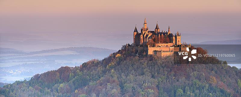 霍亨索伦城堡在晨曦中，秋天，斯瓦比亚Jura，佐勒纳尔布，赫欣根，巴登-符腾堡，德国，欧洲图片素材