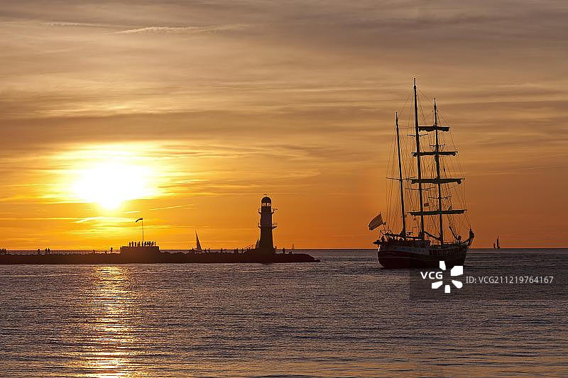 海港入口处的日落，背光帆船，汉斯赛，罗斯托克，梅克伦堡-西波美拉尼亚，德国，欧洲图片素材