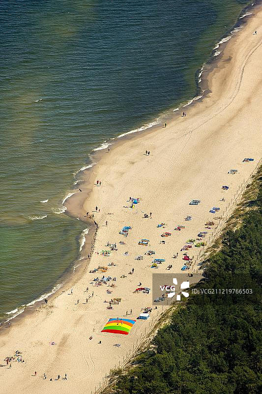 欧洲波兰西波美拉尼亚省波罗的海沿岸尼科尔泽海滨度假胜地的沙滩上，沐浴者图片素材