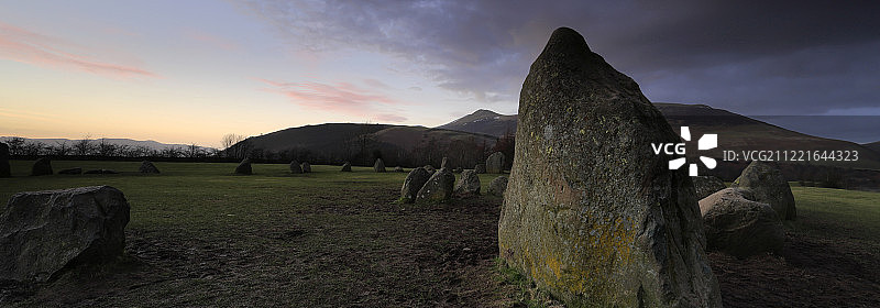 冬天的黄昏，卡斯尔里格古老的石头圈，在Keswick镇附近图片素材