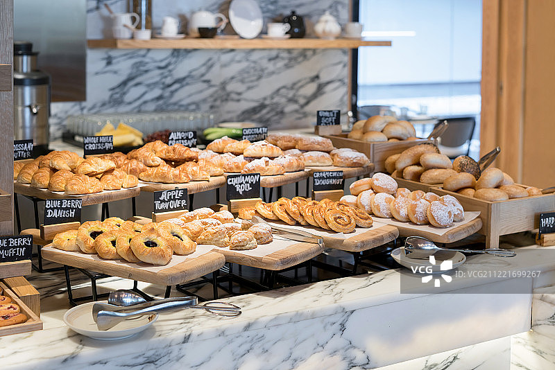 早餐系列有不同口味的丹麦面包和松饼图片素材