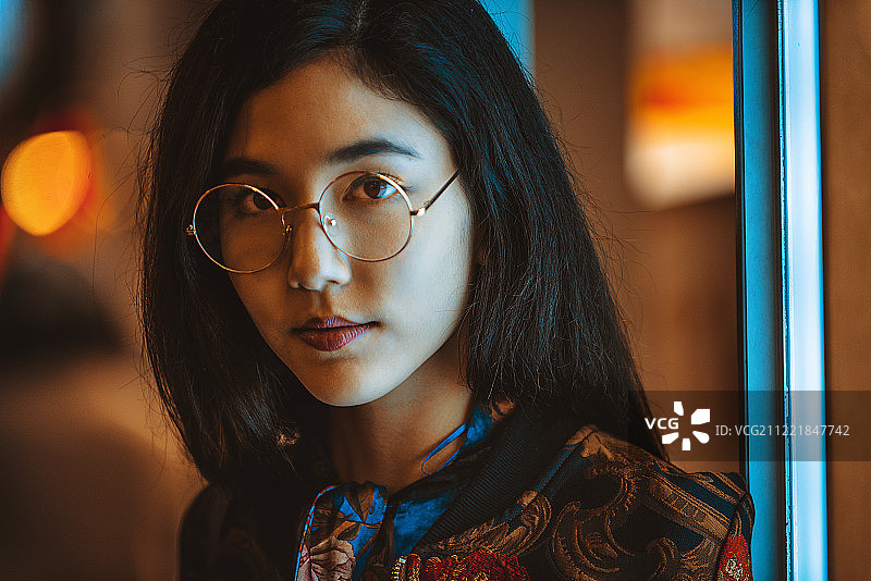 漂亮的亚洲女人肖像与Led灯图片素材
