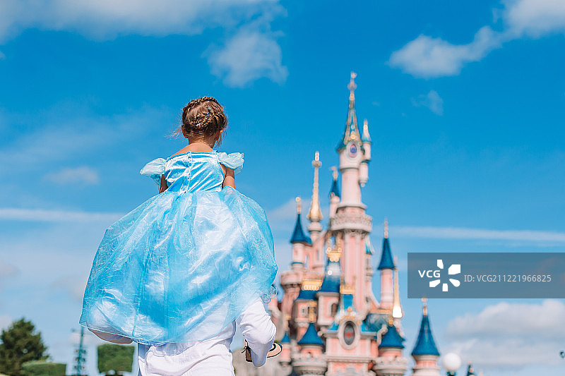 可爱的小女孩穿着美丽的公主裙在童话公园图片素材