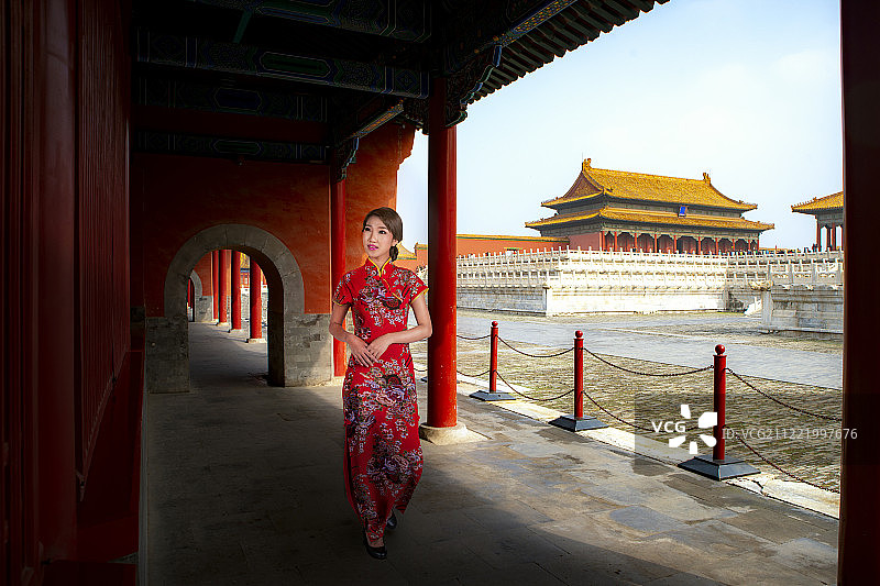 穿着红色旗袍的中国女子在中国古代的Forb图片素材