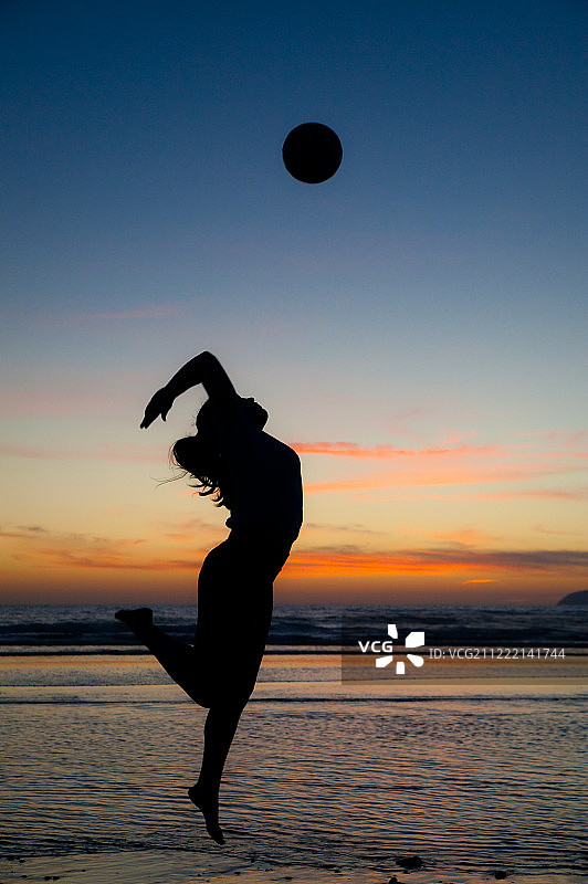 在日落时分打排球的女孩图片素材