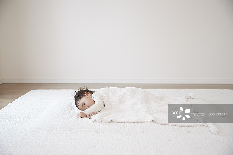 日本小孩在家睡觉图片素材