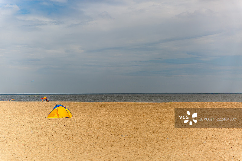 在安静的海滩上的一个帐篷图片素材