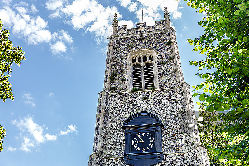 英国教堂的塔，有一个大钟图片素材