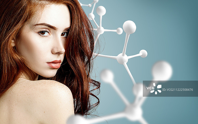 美丽的红头女人靠近大的白色分子结构图片素材