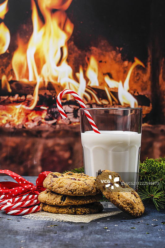 给圣诞老人的牛奶和饼干图片素材