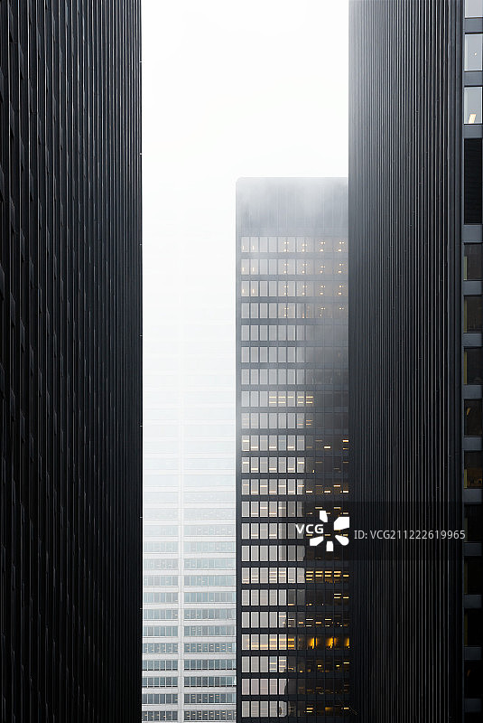 正面的多伦多金融区在城市中心与朦胧的天空图片素材