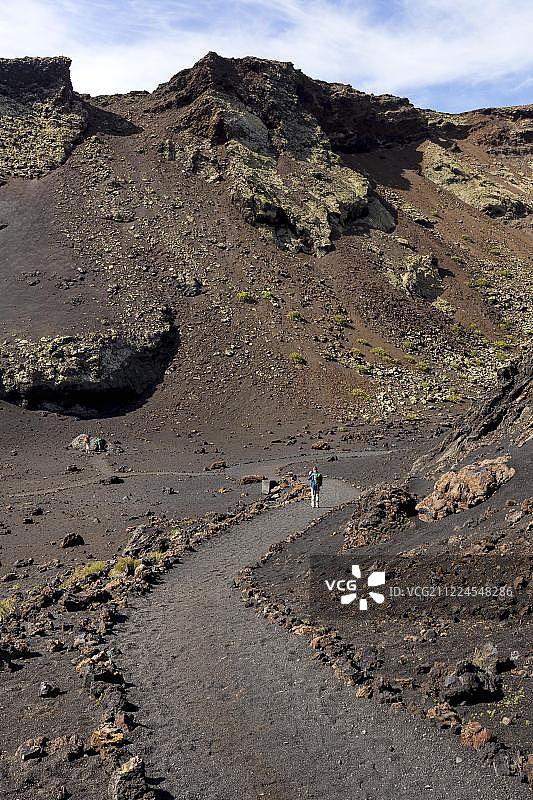 徒步穿越火山景观蒙大拿del Cuervo，兰萨罗特，加那利群岛，西班牙，欧洲图片素材